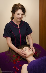 Masażystka wykonuje masaż głowy młodej kobiecie